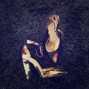 NEVER WORN Black suede flower print chunky heels